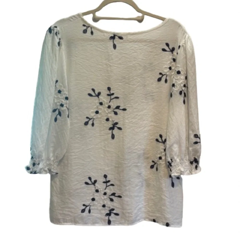 NWT Anthropologie Kindred White Blouse with Navy Floral Embroidery Size M